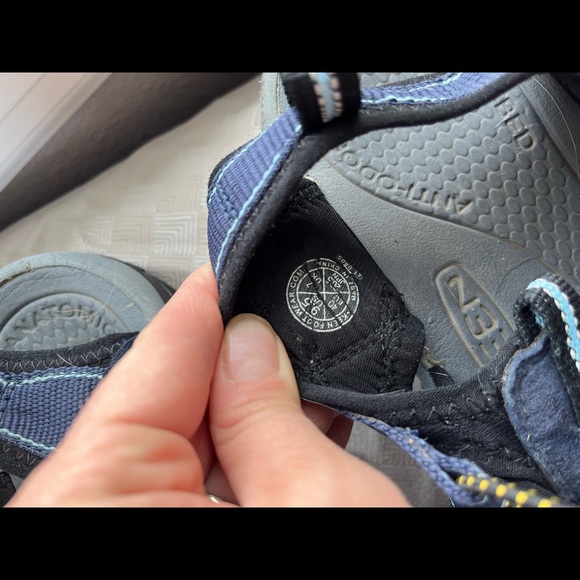 Keens waterproof sandals. Women’s size 9.5 - Picture 4 of 7